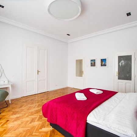 Spacious Riverviews Apartment Near Piata Unirii Oradea Exteriér fotografie