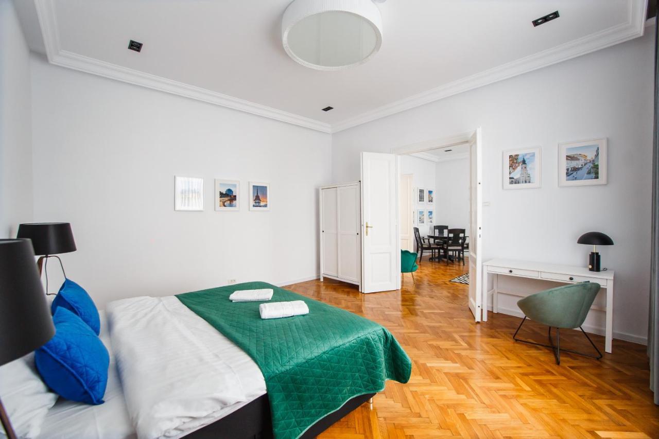 Spacious Riverviews Apartment Near Piata Unirii Oradea Exteriér fotografie